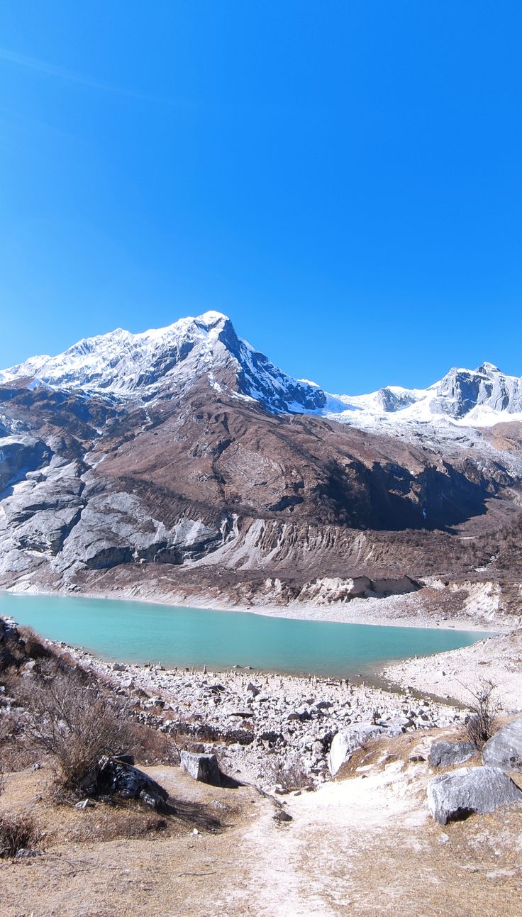 Manaslu Circuit trek — high trail and mountain views in Nepal